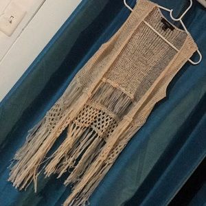 Knit vest with fringes